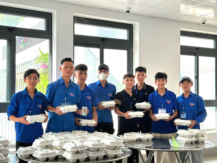 Những suất cơm 0 đồng ở vùng núi cao ấm lòng sĩ tử trong mùa thi- Ảnh 1.