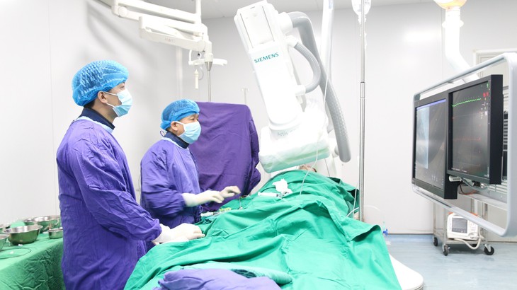 Cụ ông nhồi máu cơ tim cấp, sốc tim, tắc hoàn toàn thân chung động mạch vành trái thoát chết hi hữu- Ảnh 4. Cụ ông nhồi máu cơ tim cấp, sốc tim, tắc hoàn toàn thân chung động mạch vành trái thoát chết hi hữu- Ảnh 4.