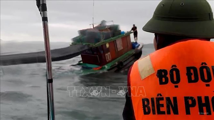 Kịp thời cứu ba ngư dân gặp nạn trên vùng biển Cô Tô- Ảnh 2.