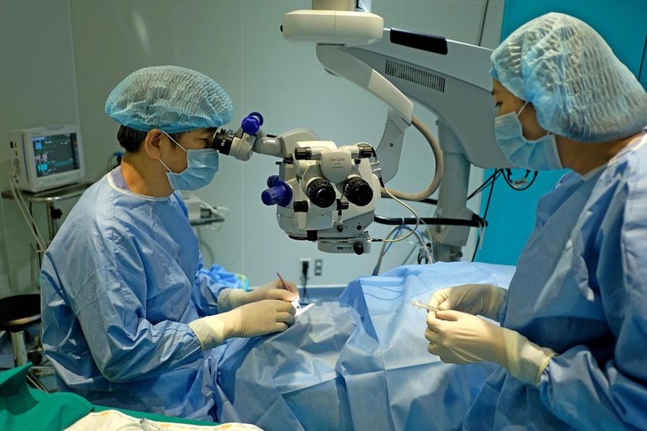 Bác sĩ nhãn khoa Việt Nam nhận giải thưởng quốc tế về phẫu thuật tật khúc xạ- Ảnh 1.