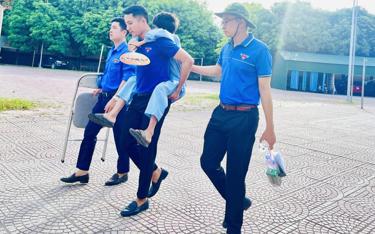 Thí sinh vừa mổ ruột thừa vẫn quyết tâm đi thi