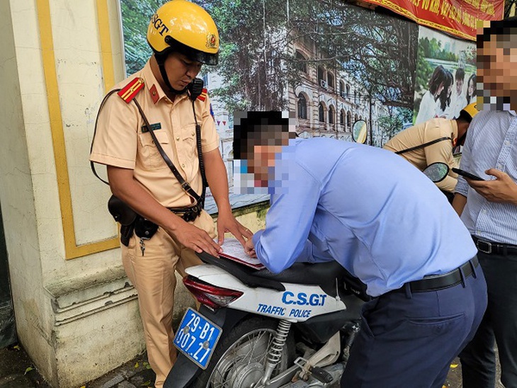Công an Hà Nội xử lý ô tô dừng đỗ lấn chiếm khu vực nhà chờ xe buýt- Ảnh 4. Công an Hà Nội xử lý ô tô dừng đỗ lấn chiếm khu vực nhà chờ xe buýt- Ảnh 4.