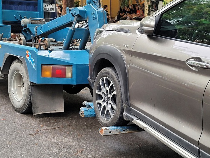 Công an Hà Nội xử lý ô tô dừng đỗ lấn chiếm khu vực nhà chờ xe buýt- Ảnh 3. Công an Hà Nội xử lý ô tô dừng đỗ lấn chiếm khu vực nhà chờ xe buýt- Ảnh 3.