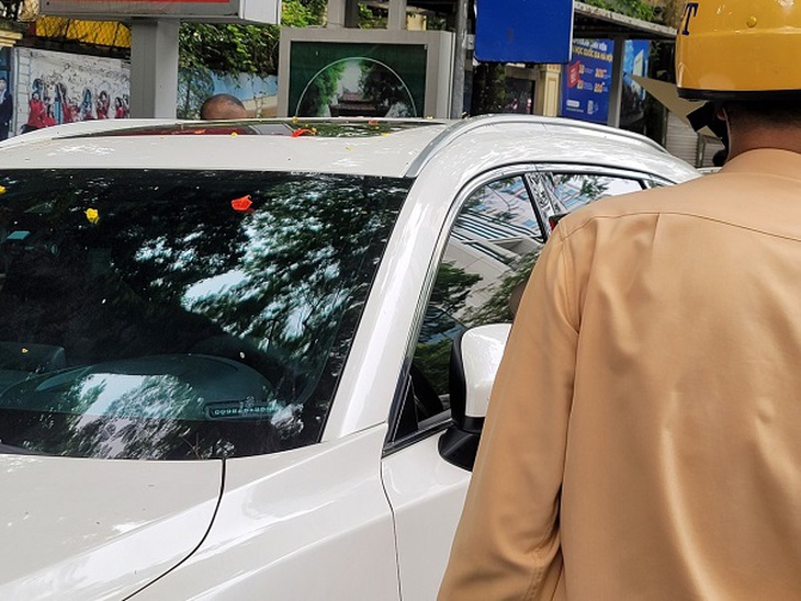 Công an Hà Nội xử lý ô tô dừng đỗ lấn chiếm khu vực nhà chờ xe buýt- Ảnh 2. Công an Hà Nội xử lý ô tô dừng đỗ lấn chiếm khu vực nhà chờ xe buýt- Ảnh 2.