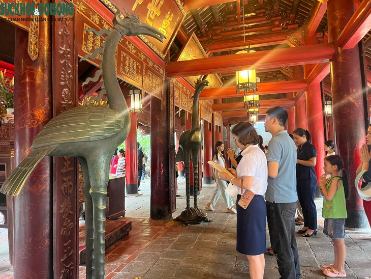 Đền chùa tấp nập sĩ tử, phụ huynh đến cầu may trước ngày thi vào lớp 10- Ảnh 3. Đền chùa tấp nập sĩ tử, phụ huynh đến cầu may trước ngày thi vào lớp 10- Ảnh 3.