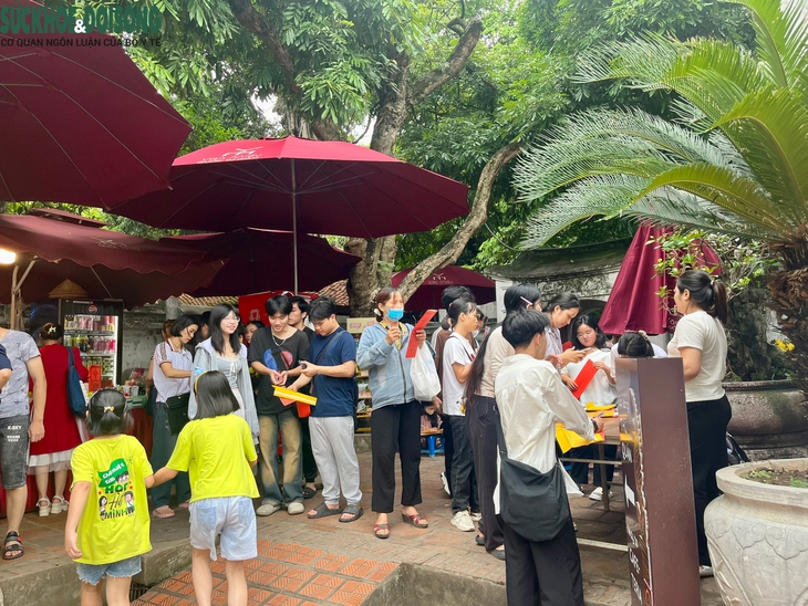 Đền chùa tấp nập sĩ tử, phụ huynh đến cầu may trước ngày thi vào lớp 10- Ảnh 4. Đền chùa tấp nập sĩ tử, phụ huynh đến cầu may trước ngày thi vào lớp 10- Ảnh 4.