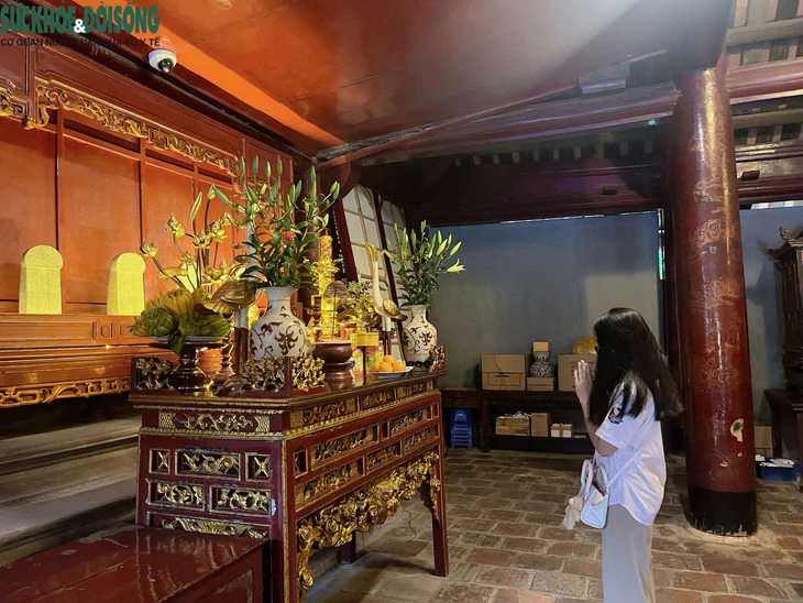 Đền chùa tấp nập sĩ tử, phụ huynh đến cầu may trước ngày thi vào lớp 10- Ảnh 7. Đền chùa tấp nập sĩ tử, phụ huynh đến cầu may trước ngày thi vào lớp 10- Ảnh 7.