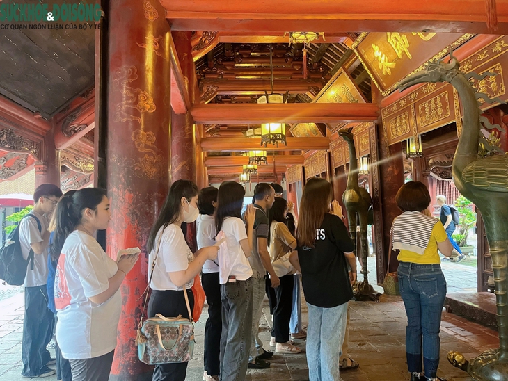 Đền chùa tấp nập sĩ tử, phụ huynh đến cầu may trước ngày thi vào lớp 10- Ảnh 8. Đền chùa tấp nập sĩ tử, phụ huynh đến cầu may trước ngày thi vào lớp 10- Ảnh 8.