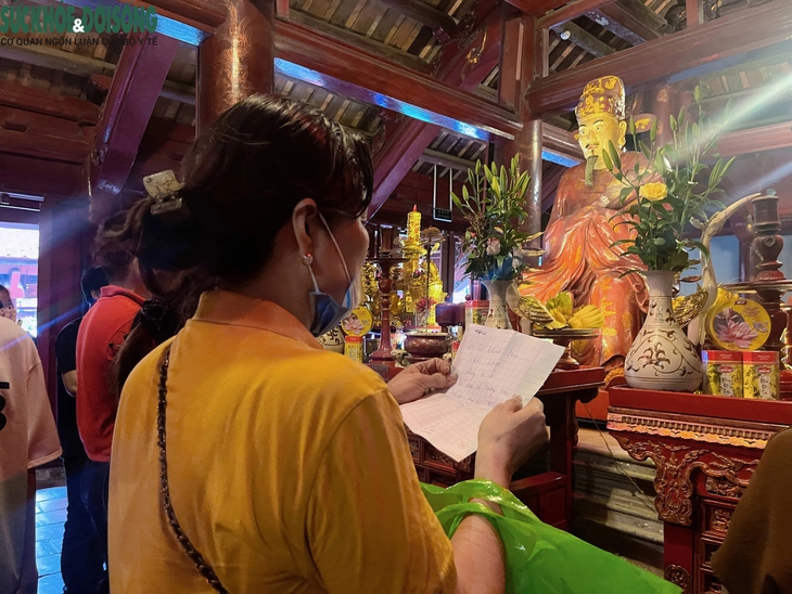 Đền chùa tấp nập sĩ tử, phụ huynh đến cầu may trước ngày thi vào lớp 10- Ảnh 9. Đền chùa tấp nập sĩ tử, phụ huynh đến cầu may trước ngày thi vào lớp 10- Ảnh 9.