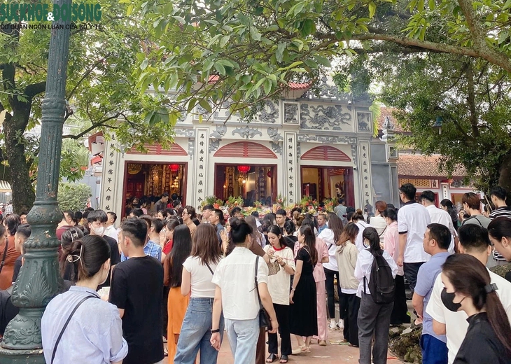 Đền chùa tấp nập sĩ tử, phụ huynh đến cầu may trước ngày thi vào lớp 10- Ảnh 1. Đền chùa tấp nập sĩ tử, phụ huynh đến cầu may trước ngày thi vào lớp 10- Ảnh 1.