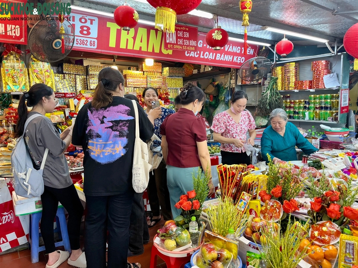 Đền chùa tấp nập sĩ tử, phụ huynh đến cầu may trước ngày thi vào lớp 10- Ảnh 2. Đền chùa tấp nập sĩ tử, phụ huynh đến cầu may trước ngày thi vào lớp 10- Ảnh 2.