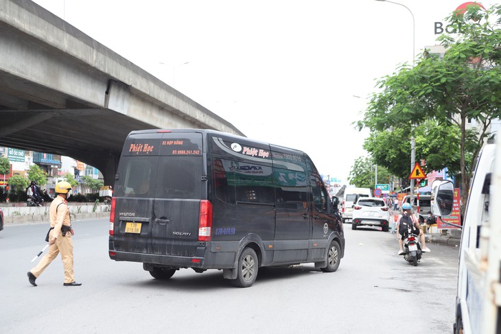 Chốt chặn như thế nào để ngăn xe khách dừng đỗ trên đường Phạm Hùng?- Ảnh 2.