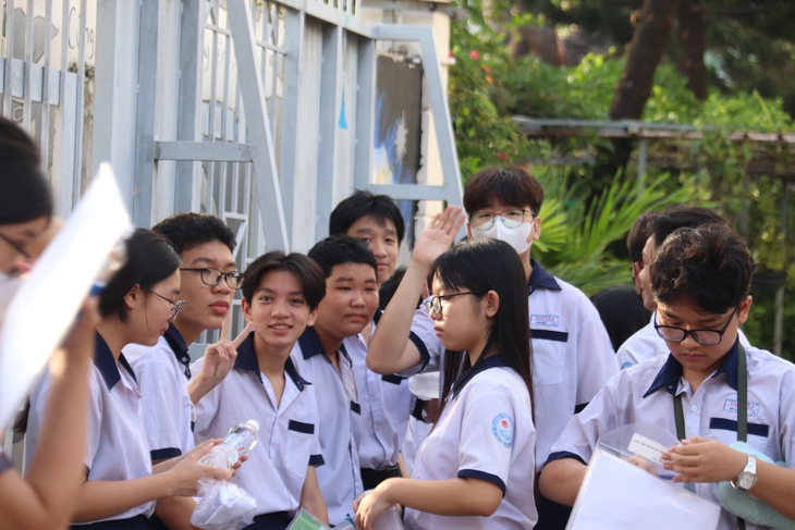 98.600 thí sinh thi vào lớp 10 tại TPHCM chính thức làm bài thi môn đầu tiên- Ảnh 1. 98.600 thí sinh thi vào lớp 10 tại TPHCM chính thức làm bài thi môn đầu tiên- Ảnh 1.