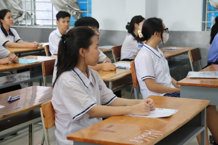 Xử lý nữ sinh cố tình để điện thoại trong váy mang vào phòng thi- Ảnh 1.