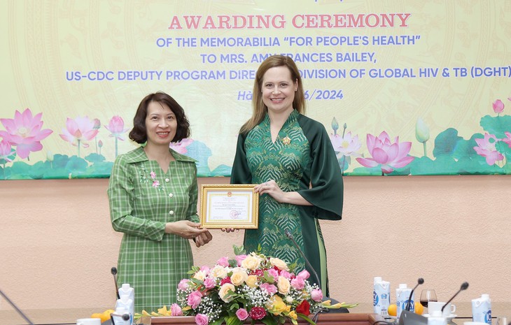 Thứ trưởng Bộ Y tế trao tặng Kỷ niệm chương Vì sức khoẻ nhân dân cho Phó Giám đốc Chương trình HIV và Lao toàn cầu- Ảnh 1. Thứ trưởng Bộ Y tế trao tặng Kỷ niệm chương Vì sức khoẻ nhân dân cho Phó Giám đốc Chương trình HIV và Lao toàn cầu- Ảnh 1.