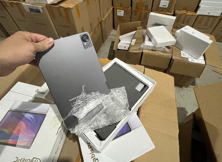 Phát hiện kho hàng lớn chứa 2.000 máy tính bảng, iphone nghi nhập lậu tại Hà Nội- Ảnh 1. Phát hiện kho hàng lớn chứa 2.000 máy tính bảng, iphone nghi nhập lậu tại Hà Nội- Ảnh 1.