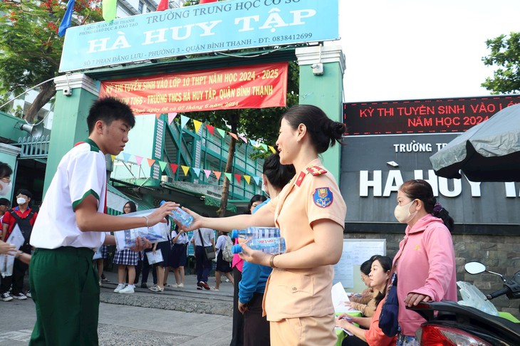 98.600 thí sinh thi vào lớp 10 tại TPHCM chính thức làm bài thi môn đầu tiên- Ảnh 7. 98.600 thí sinh thi vào lớp 10 tại TPHCM chính thức làm bài thi môn đầu tiên- Ảnh 7.