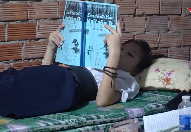 Xem xét tuyển thẳng nữ sinh bị gãy cột sống vào lớp 10 công lập- Ảnh 1. Xem xét tuyển thẳng nữ sinh bị gãy cột sống vào lớp 10 công lập- Ảnh 1.