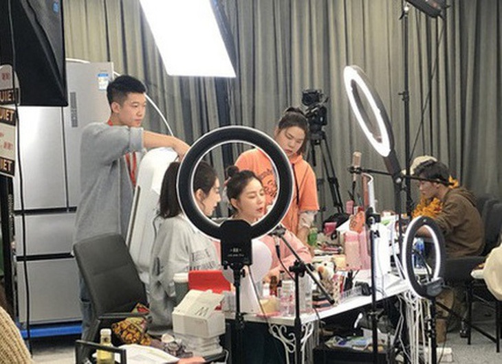 Thủ tướng yêu cầu tăng cường thanh, kiểm tra hoạt động livestream bán hàng trực tuyến- Ảnh 1. Thủ tướng yêu cầu tăng cường thanh, kiểm tra hoạt động livestream bán hàng trực tuyến- Ảnh 1.