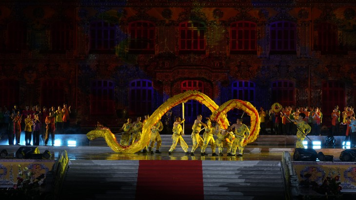 Những hình ảnh ấn tượng tại đêm khai mạc Tuần lễ Festival nghệ thuật Quốc tế Huế- Ảnh 1. Những hình ảnh ấn tượng tại đêm khai mạc Tuần lễ Festival nghệ thuật Quốc tế Huế- Ảnh 1.