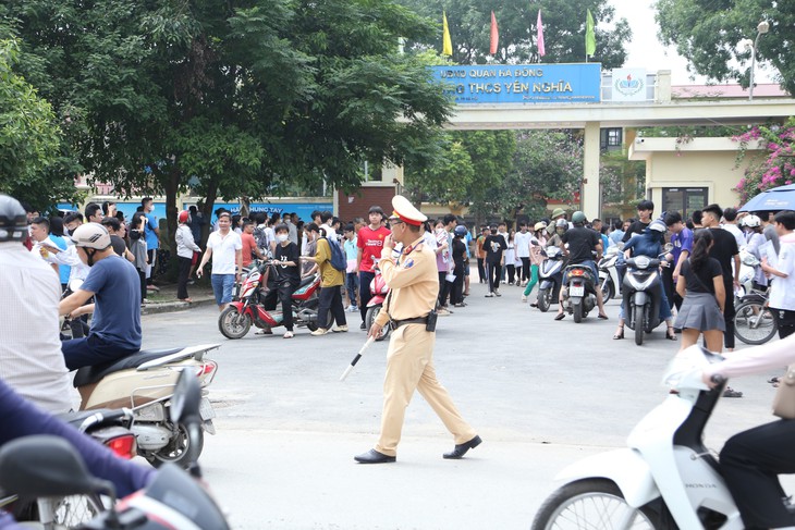 Thí sinh thi vào lớp 10 bị sốt cao, gãy tay, gãy chân vẫn đến trường làm thủ tục thi- Ảnh 2. Thí sinh thi vào lớp 10 bị sốt cao, gãy tay, gãy chân vẫn đến trường làm thủ tục thi- Ảnh 2.