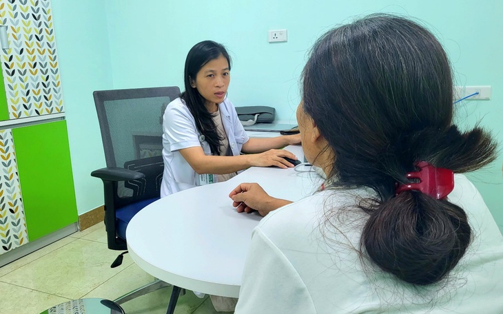 Bác sĩ "giải cứu" bệnh nhân tâm thần phân liệt bị "cấm túc" trong phòng do người thân chưa hiểu về bệnh