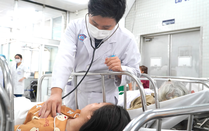 Nữ sinh bị gãy cột sống, phải nằm phòng riêng thi vào lớp 10 đã nhập viện