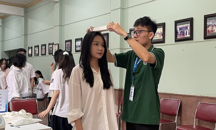 Bỏ quy định không tuyển thí sinh thấp bé sau khi Bộ GD&ĐT 'tuýt còi'- Ảnh 1. Bỏ quy định không tuyển thí sinh thấp bé sau khi Bộ GD&ĐT 'tuýt còi'- Ảnh 1.