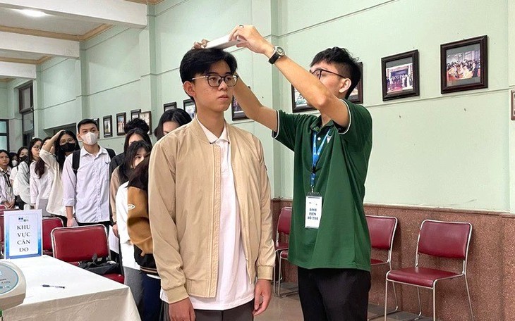 Bỏ quy định không tuyển thí sinh thấp bé sau khi Bộ GD&ĐT "tuýt còi"