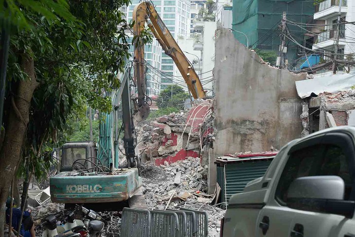 Mất 4 năm để giải phóng mặt bằng tuyến đường dài 1km- Ảnh 2. Mất 4 năm để giải phóng mặt bằng tuyến đường dài 1km- Ảnh 2.
