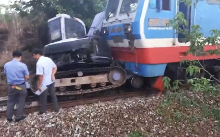 Tàu hỏa đâm va máy xúc trên tuyến đường sắt Bắc  - Nam: Trách nhiệm của ai?