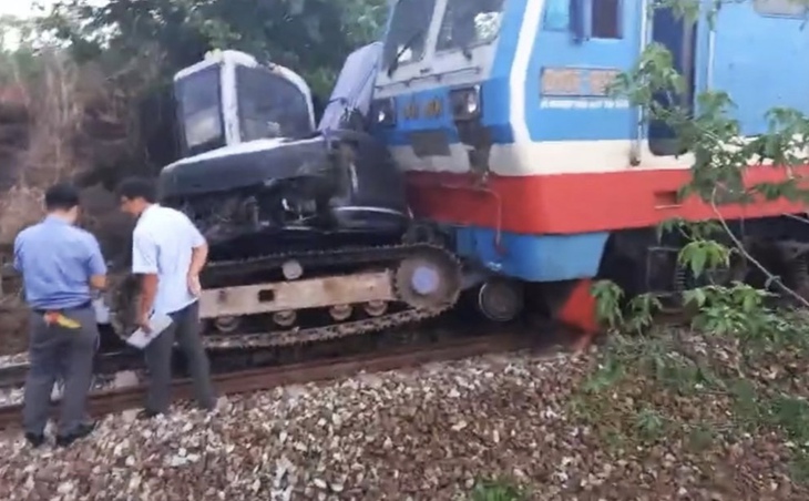 Tàu hoả đâm va máy xúc trên tuyến đường sắt Bắc - Nam: Trách nhiệm của ai?- Ảnh 1. Tàu hoả đâm va máy xúc trên tuyến đường sắt Bắc - Nam: Trách nhiệm của ai?- Ảnh 1.