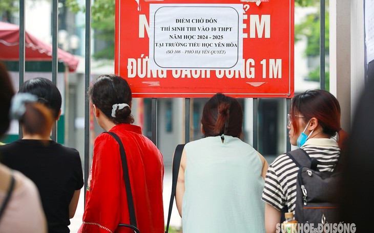 Đêm trằn trọc của những ông bố, bà mẹ ngoài cổng trường thi vào lớp 10