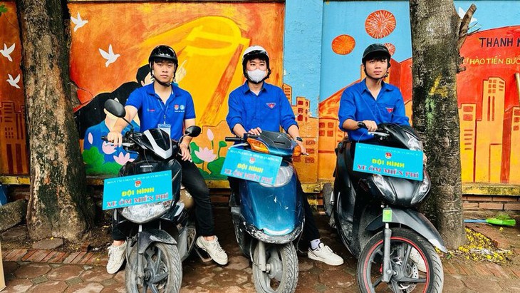 Ấn tượng 'áo xanh' tiếp sức sĩ tử tại các điểm thi vào lớp 10- Ảnh 2. Ấn tượng 'áo xanh' tiếp sức sĩ tử tại các điểm thi vào lớp 10- Ảnh 2.