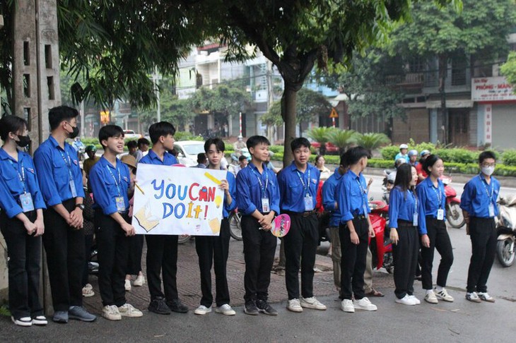 Ấn tượng 'áo xanh' tiếp sức sĩ tử tại các điểm thi vào lớp 10- Ảnh 5. Ấn tượng 'áo xanh' tiếp sức sĩ tử tại các điểm thi vào lớp 10- Ảnh 5.