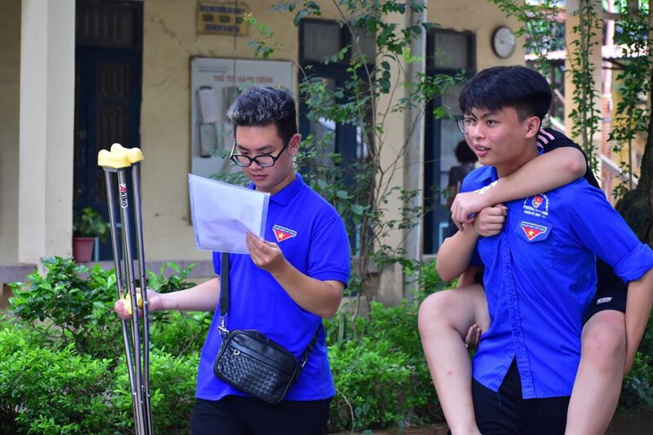 Ấn tượng 'áo xanh' tiếp sức sĩ tử tại các điểm thi vào lớp 10- Ảnh 1. Ấn tượng 'áo xanh' tiếp sức sĩ tử tại các điểm thi vào lớp 10- Ảnh 1.