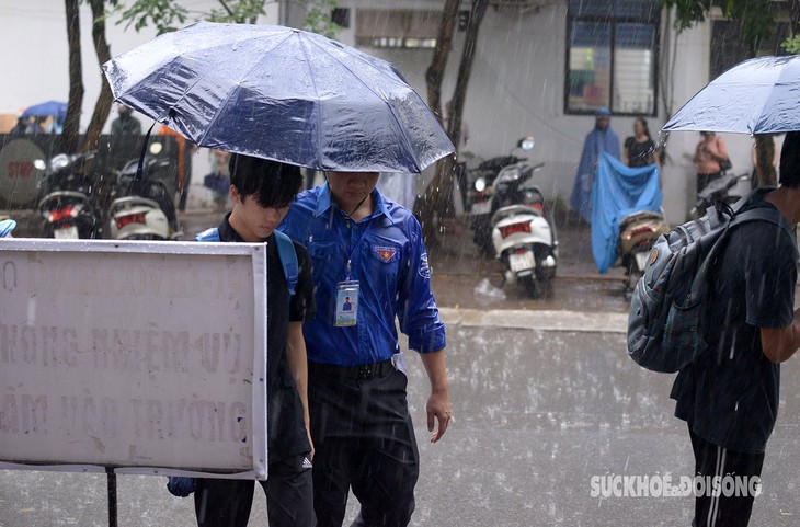 Ấn tượng 'áo xanh' tiếp sức sĩ tử tại các điểm thi vào lớp 10- Ảnh 13. Ấn tượng 'áo xanh' tiếp sức sĩ tử tại các điểm thi vào lớp 10- Ảnh 13.