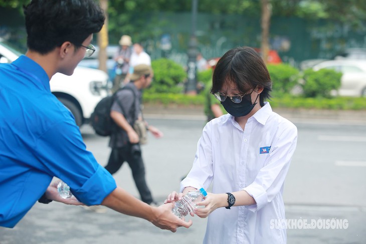 Ấn tượng 'áo xanh' tiếp sức sĩ tử tại các điểm thi vào lớp 10- Ảnh 6. Ấn tượng 'áo xanh' tiếp sức sĩ tử tại các điểm thi vào lớp 10- Ảnh 6.