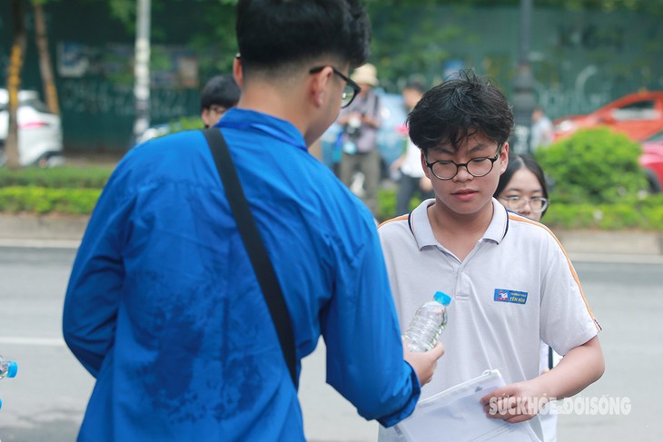 Ấn tượng 'áo xanh' tiếp sức sĩ tử tại các điểm thi vào lớp 10- Ảnh 7. Ấn tượng 'áo xanh' tiếp sức sĩ tử tại các điểm thi vào lớp 10- Ảnh 7.