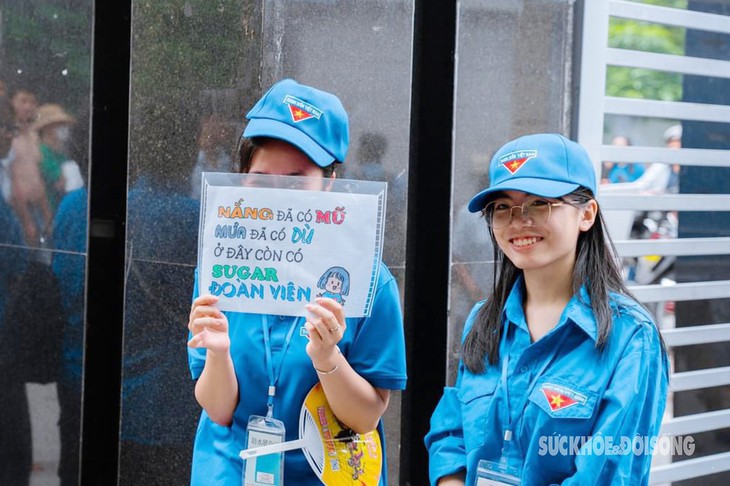 Ấn tượng 'áo xanh' tiếp sức sĩ tử tại các điểm thi vào lớp 10- Ảnh 4. Ấn tượng 'áo xanh' tiếp sức sĩ tử tại các điểm thi vào lớp 10- Ảnh 4.