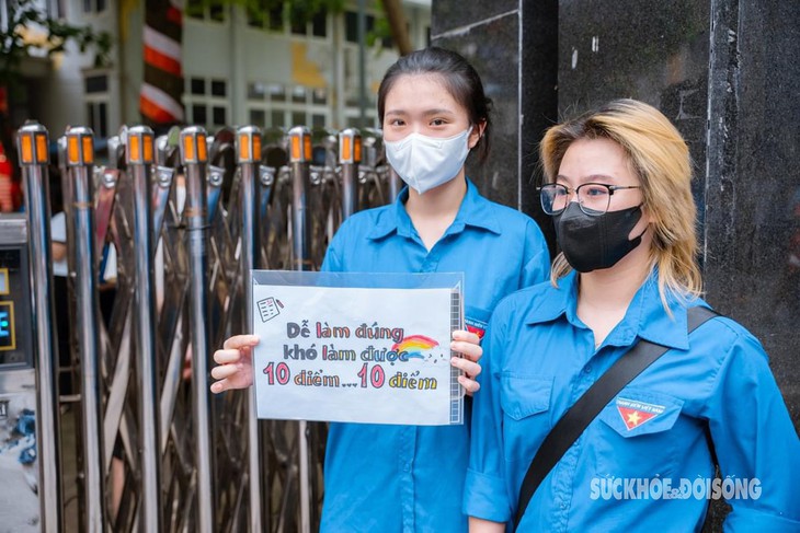 Ấn tượng 'áo xanh' tiếp sức sĩ tử tại các điểm thi vào lớp 10- Ảnh 11. Ấn tượng 'áo xanh' tiếp sức sĩ tử tại các điểm thi vào lớp 10- Ảnh 11.