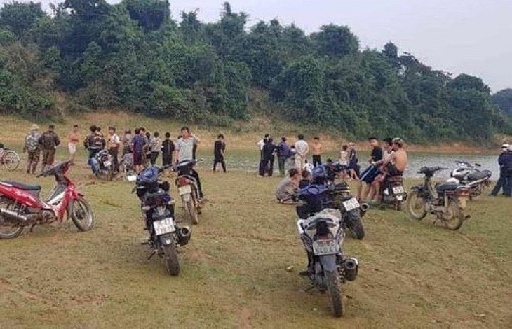 Hai anh em ruột đuối nước thương tâm trong ao nhà - Ảnh 1.