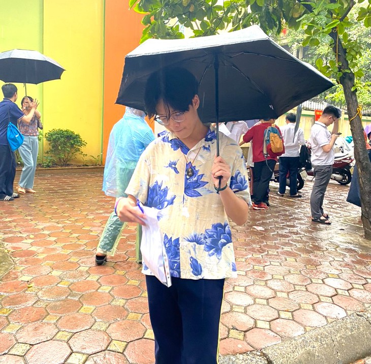 Kết thúc kỳ thi lớp 10: Thí sinh, phụ huynh như 'trút được gánh nặng'- Ảnh 1.