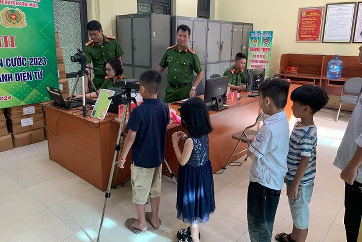 Hơn 100 trẻ dưới 6 tuổi của Hà Nội đã được cấp thẻ căn cước - Ảnh 3.