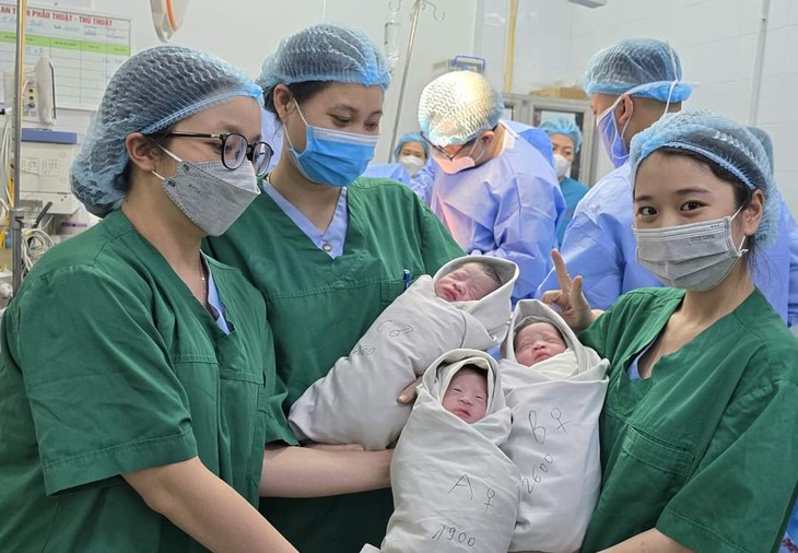 Phẫu thuật thành công ca mang thai 3 tự nhiên - Ảnh 2.