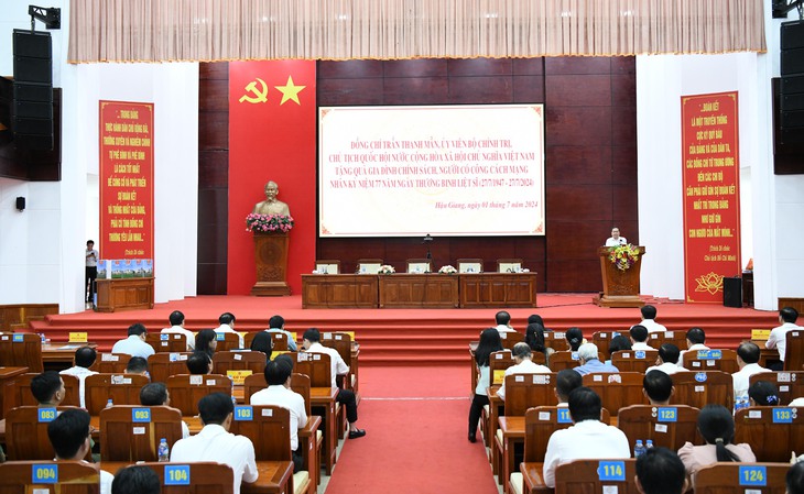Chủ tịch Quốc hội trao tặng quà cho người có công với cách mạng tỉnh Hậu Giang- Ảnh 1. Chủ tịch Quốc hội trao tặng quà cho người có công với cách mạng tỉnh Hậu Giang- Ảnh 1.