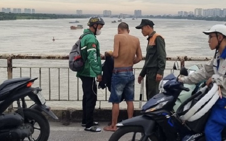 CSGT kịp thời ngăn người đàn ông nhảy cầu Chương Dương tự tử