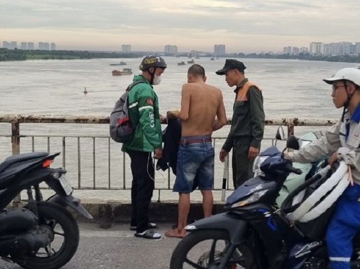 CSGT kịp thời ngăn người đàn ông nhảy cầu Chương Dương tự tử- Ảnh 1.