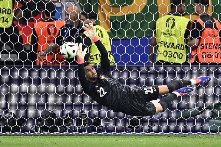 EURO 2024: Bồ Đào Nha vào tứ kết dù Ronaldo đá hỏng phạt đền- Ảnh 1. EURO 2024: Bồ Đào Nha vào tứ kết dù Ronaldo đá hỏng phạt đền- Ảnh 1.