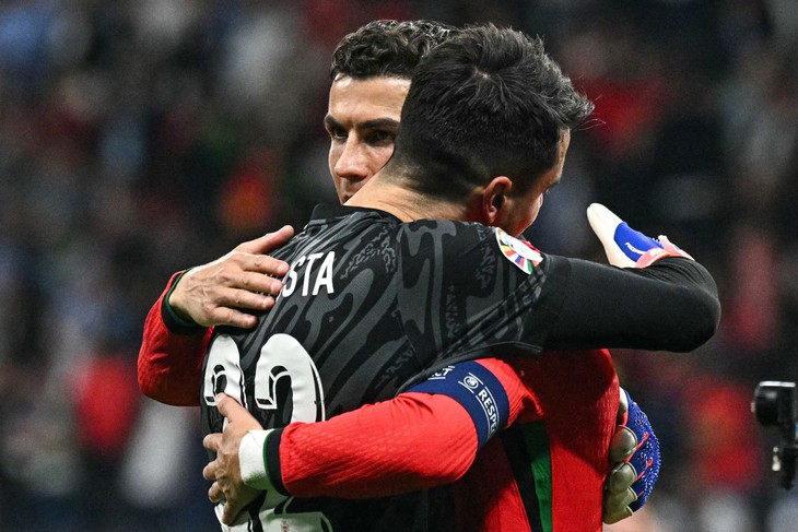 EURO 2024: Bồ Đào Nha vào tứ kết dù Ronaldo đá hỏng phạt đền- Ảnh 2. EURO 2024: Bồ Đào Nha vào tứ kết dù Ronaldo đá hỏng phạt đền- Ảnh 2.